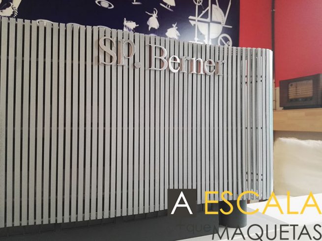 Maqueta arquitectura con piel sobre fachada